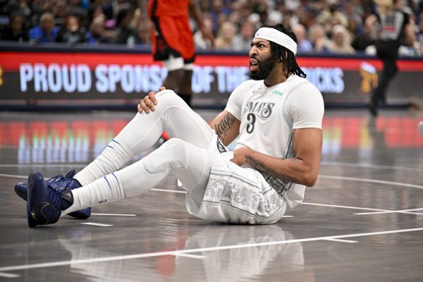 Mavericks gặp khó khăn khi chấn thương của Davis tái phát