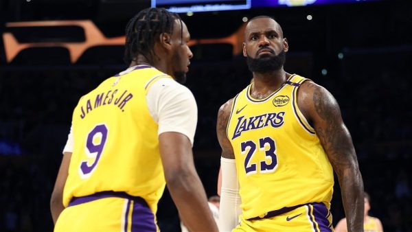 Hình ảnh Bronny James thi đấu cùng người cha Lebron James (Ảnh: ESPN).