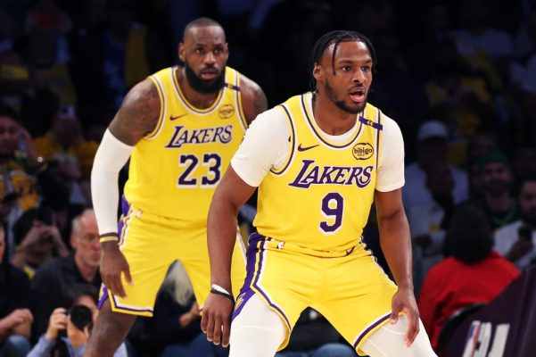 Cha con nhà James lần đầu tạo nên lịch sử tại NBA.