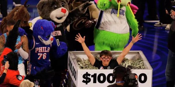 Các linh vật tại NBA đồng loạt tiến tới chúc mừng.