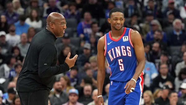 Đội Sacramento Kings đã nâng tầm nhờ sự dẫn dắt của Mike Brown (trái).
