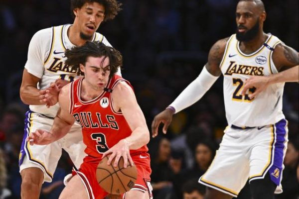 Trở lại sau chấn thương, LeBron khiến người hâm mộ phải thất vọng