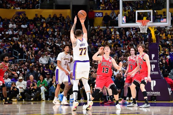 Luka Doncic nỗ lực giành lại điểm số về cho đội