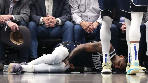 Kyrie Irving chấn thương đầu gối sau cú va chạm mạnh