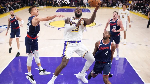LeBron James chỉ còn cách 1 điểm để đạt được con số 50.000