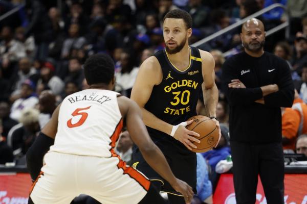 Curry trở thành cầu thủ đầu tiên thực hiện thành công 4000 cú ném 3 điểm