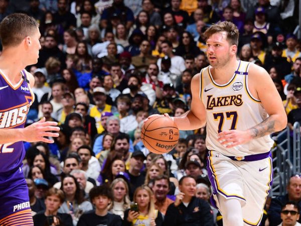Luka Doncic đã có màn trình diễn ấn tượng với 33 điểm